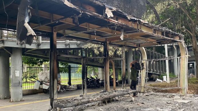 Halte Transjakarta Non BRT di kawasan Gelora Bung Karno terbakar hangus akibat oknum tak bertanggung jawab saat aksi demo pada 29 Agustus, Jakarta, Sabtu (30/8/2025).