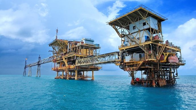 Anjungan minyak lepas pantai yang menjadi simbol perjalanan energi ASEAN sejak era eksplorasi migas. Tahun 2025, ASEAN Council on Petroleum (ASCOPE) merayakan 50 tahun kiprahnya sebagai forum kerja sama energi regional.
