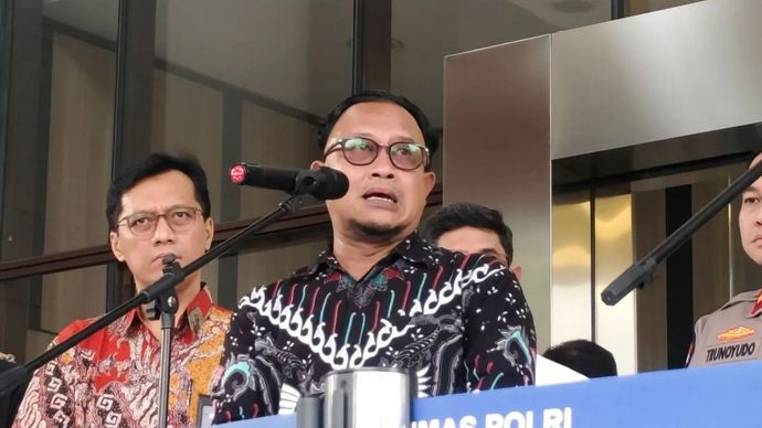 Arsip - Komisioner Kompolnas Muhammad Choirul Anam berbicara dalam konferensi pers di Gedung Divisi Propam Polri, Jakarta, Jumat (29/8/2025). 