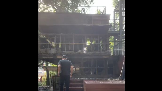 Kafe di kompleks Kementerian Kehutanan yang dibakar massa. 