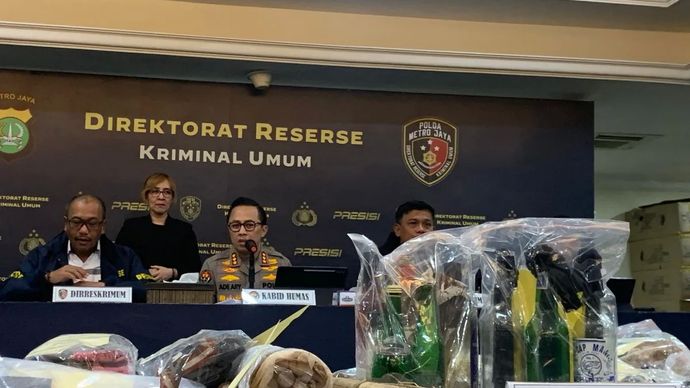 Polda Metro Jaya mengungkap barang bukti kasus anarkis yang terjadi dalam unjuk rasa pada 25 dan 28 Agustus 2025 di Jakarta, Selasa, 2 September 2025 malam