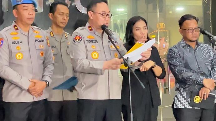 Konferensi pers usai sidang etik Kompol Cosmas Kaju Gae. 