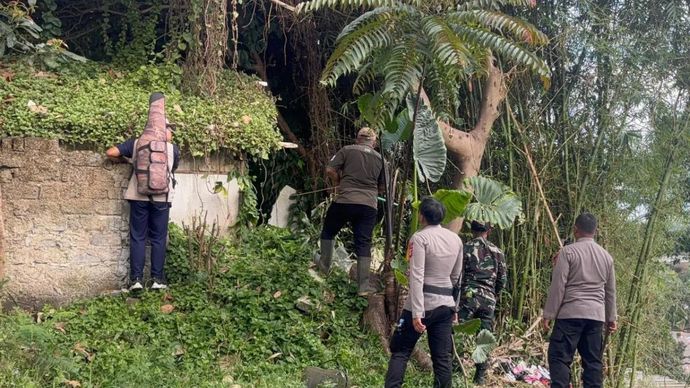 Petugas gabungan saat melakukan pencarian terhadap seekor macan tutul di area Lembang Park and Zoo, Kabupaten Lembang, Jawa Barat, Rabu (3/9/2025). 