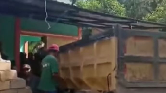 Sebuah truk berwarna kuning menabrak rumah warga di Lorong Jambu Mente, Kelurahan Anggoeya, Kecamatan Poasia, Kota Kendari, Sulawesi Tenggara (Sultra), Senin (1/9/2025) siang.  Kecelakaan tragis itu menewaskan seorang bocah laki-laki yang saat itu sedang bermain di bawah pohon dekat rumahnya. Peristiwa tersebut sontak membuat warga sekitar panik dan berhamburan keluar rumah.