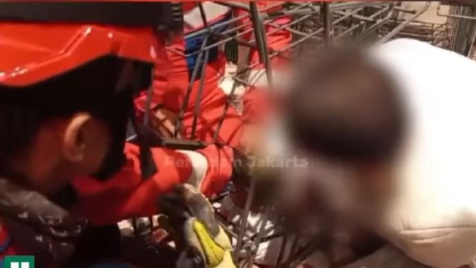 Evakusi Balita Terjebak pada Troli Pusat Perbelanjaan Jakbar  