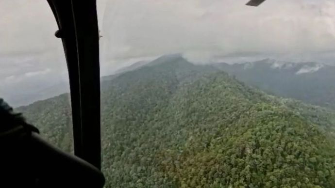 Tim SAR udara melaksanakan pencarian terhadap helikopter tipe BK117 D3 yang hilang kontak di kawasan hutan pegunungan, Kecamatan Mentewe, Tanah Bumbu, Kalimantan Selatan, Selasa (2/9/2025).