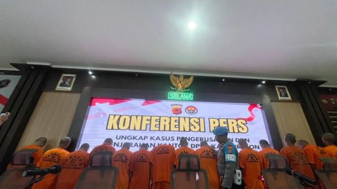 Sejumlah tersangka kasus perusakan dan penjarahan Gedung DPRD saat dihadirkan dalam konferensi pers di Polresta Cirebon, Jawa Barat, Kamis (4/9/2025). 