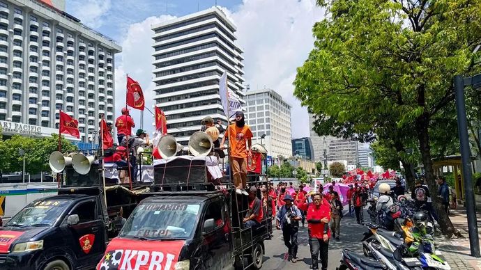 Ratusan massa dari Aliansi Gerakan Buruh Bersama Rakyat (Gebrak) menggelar unjuk rasa bertajuk Rakyat Menggugat dengan melakukan pawai panjang (long march), Kamis, 4 September 2025.