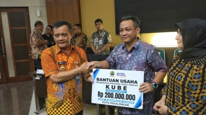 Gubernur Jawa Tengah Ahmad Luthfi menyerahkan bantuan keuangan kepada Wali Kota Pekalongan Afzan Arslan Djunaid di Pekalongan, Selasa, 2 September 2025.