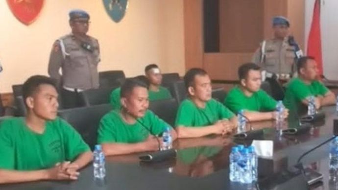 Para Brimob yang berada di rantis yang melindas ojol Affan Kurniawan. 