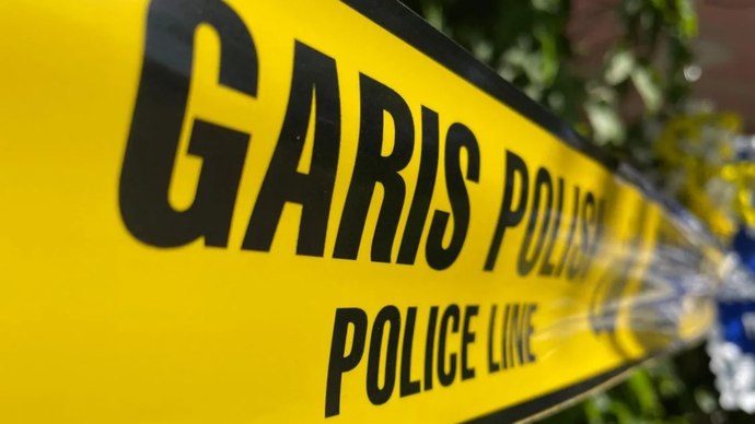Garis polisi masih terpasang di sekitar lokasi penemuan lima jenazah dalam satu liang di Kelurahan Paoman, Indramayu, Jawa Barat, Kamis (4/9/2025).