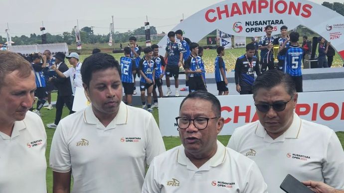 Ketua panitia Nusantara Open 2025, Fari Djemy Francis, menjawab pertanyaan pewarta usai upacara penyerahan trofi di lapangan Garudayaksa football academy, Kabupaten Bekasi, Kamis (4/9/2025).