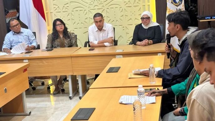 Jajaran Wakil Ketua DPRD DKI Jakarta berdiskusi dengan perwakilan massa