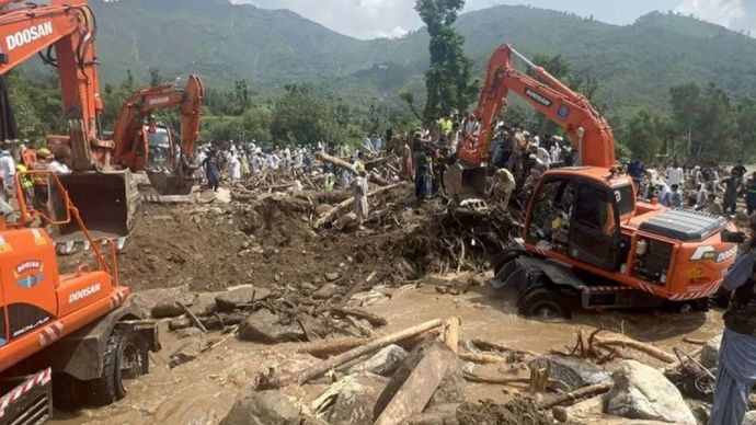 Tim penyelamat mencari korban hilang usai banjir bandang melanda Buner, Provinsi Khyber Pakhtunkhwa, Pakistan, Sabtu (16/8/2025).
