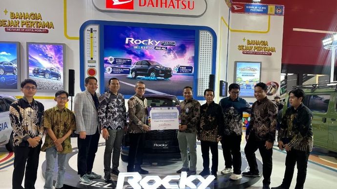 Daihatsu secara simbolis menyerahkan penghargaan kepada tim ITS pada pameran GIIAS 2025 di Surabaya, 27 Agustus lalu. (Foto: Istimewa)