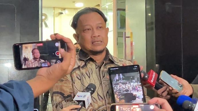Komisioner Kompolnas Choirul Anam memperlihatkan foto hasil tangkapan layar yang menunjukkan Affan Kurniawan terjatuh dengan sendirinya. 