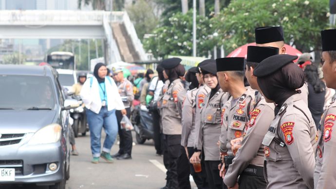 Petugas berjaga mengamankan unjuk rasa di depan Gedung DPR RI. 