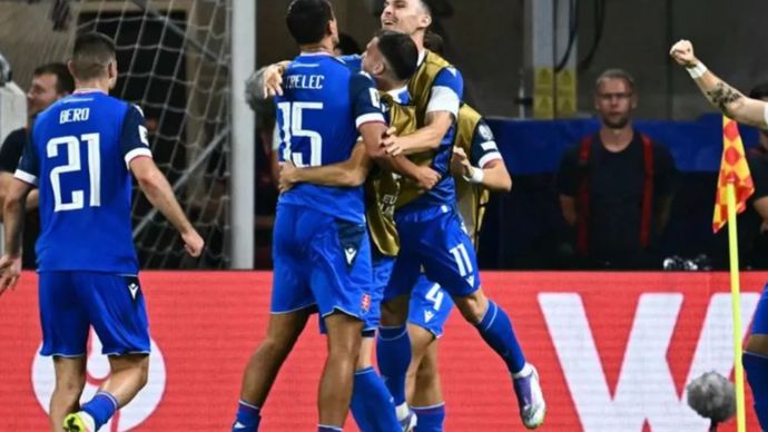Bek sayap Timnas Slovakia David Strelec (15) merayakan keberhasilannya mencetak gol ke gawang Timnas Jerman pada pertandingan Grup A Kualifikasi Piala Dunia 2026 zona Eropa di Stadion Tehelne Pole, Bratislava, Kamis (4/9/2025). (uefa.com) 