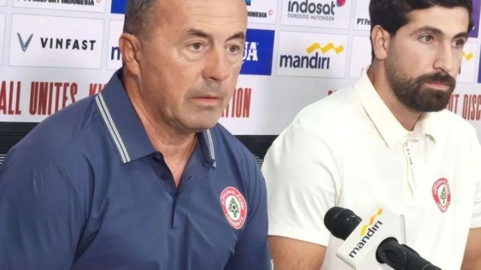 Pelatih Tim Nasional Lebanon Miodrag Radoluvic (kiri) bersama pemainnya Ahmad Kheir El Dine (kanan) saat konferensi pers FIFA Match Day di Stadion GBT Surabaya, Kamis (4/9/2025) malam. ANTARA/Naufal Ammar Imaduddin.