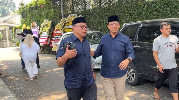 Anies Baswedan usai mengunjungi rumah duka Arif Budimanta. 