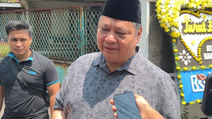 Menko Perekonomian Airlangga Hartarto di rumah duka Arif Budimanta. 
