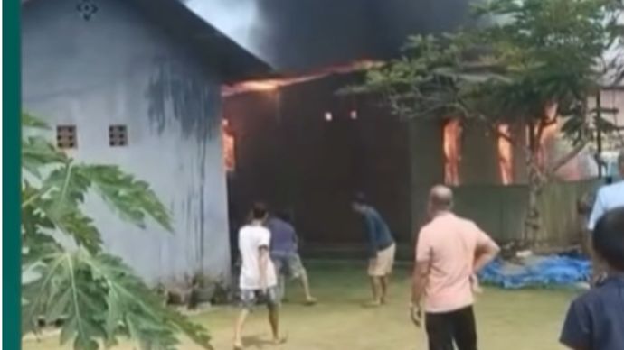 Kebakaran melanda sebuah rumah warga di Kelurahan 19 Nopember, Kecamatan Wundulako, Kabupaten Kolaka, Sulawesi Tenggara (Sultra) pada Sabtu (6/9/2025) pagi. Satu unit rumah milik seorang ibu rumah tangga berinisial NCP (29) ludes dilalap api.