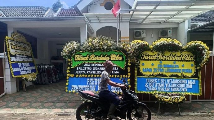 Karangan bunga duka cita di kediaman almarhum Zetro Leonardo Purba yang berada di kawasan Villa Gunung Lestari, Kelurahan Jombang, Ciputat, Tangerang Selatan, Banten, Rabu (3/9/2025).