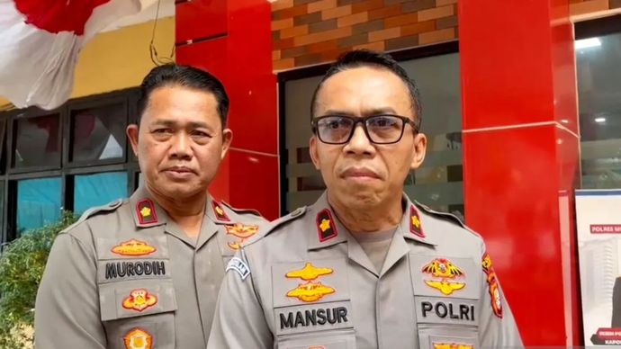 Kapolsek Pancoran Kompol Mansur memberikan keterangan kepada wartawan di Polres Metro Jakarta Selatan, Jakarta, Senin (8/9/2025). 