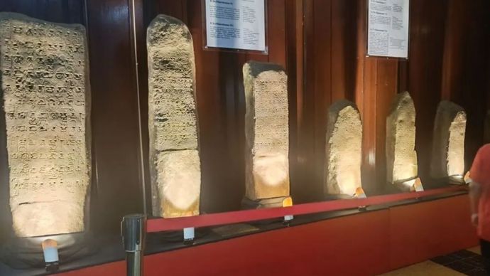 Pajangan tujuh prasasti Yupa di Museum Mulawarman, Tenggarong, Kutai Kartanegara.