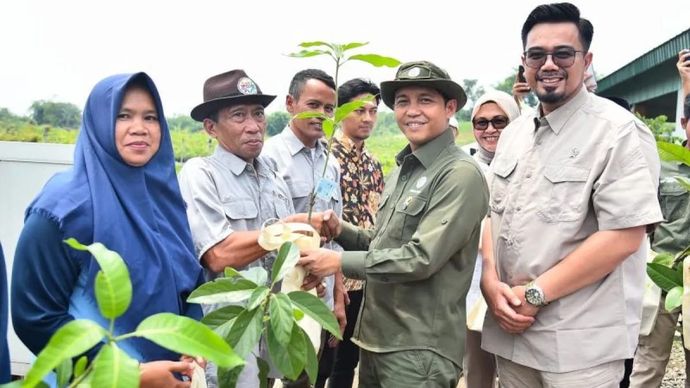 Menteri Kehutanan (Menhut) Raja Juli Antoni saat membagikan 1.000 bibit kepada masyarakat di Bogor, Jawa Barat, setelah melakukan peninjauan ke Persemaian Rumpin, Senin 8 Juli 2025. (ANTARA/HO-Kemenhut RI)