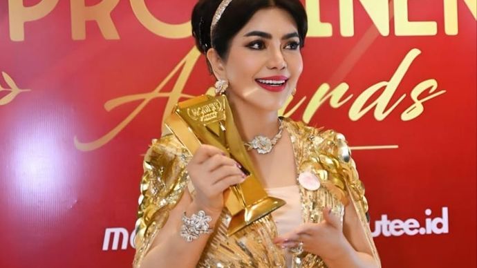 Penghargaan Pioneer in Stem Cell and Anti-Aging Medicine Award diberikan kepada The Queen of Anti aging dan Stem Cell yaitu Prof. Dr. Deby Vinski, MSc., PhD., karena kepemimpinannya didunia , Prof Deby juga pemilik CellTech Stem Cell Center Vinski Tower, atas dedikasi dan inovasinya dalam bidang stem cell dan pengobatan regeneratif (anti-aging)&mdash;sebuah apresiasi yang menegaskan peran penting Prof. Deby sebagai pelopor Stem Cell dan kedokteran regeneratif di Indonesia dan International