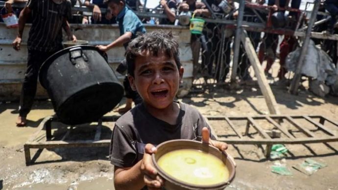 Arsip foto - Seorang anak Palestina mendapat makanan gratis dari dapur amal di Kota Gaza pada Kamis, 24 Juli 2025 