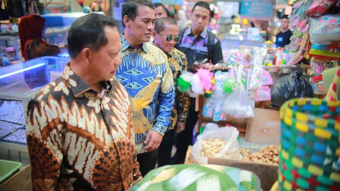 Menteri Pertanian (Mentan) Andi Amran Sulaiman bersama Menteri Dalam Negeri Tito Karnavian klaim telah menekan harga beras secara signifikan melalui operasi pasar besar-besaran yang digelar di berbagai wilayah Indonesia.