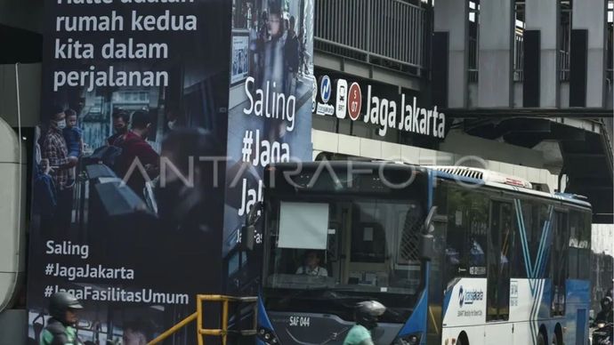 Bus Transjakarta melintas di samping Halte Jaga Jakarta di Senen, Jakarta Pusat, Senin (8/9/2025). Pemerintah Provinsi DKI Jakarta mengubah nama Halte Transjakarta Senen Sentral menjadi Halte Jaga Jakarta setelah dirusak oleh oknum tak bertanggung jawab saat unjuk rasa beberapa waktu lalu.