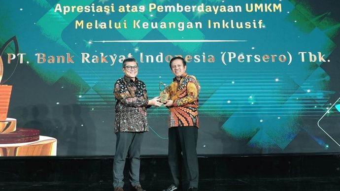 Direktur Micro BRI Akhmad Purwakajaya menerima Anugerah Ekonomi Hijau dari detikcom atas Pemberdayaan UMKM melalui Keuangan Inklusif.