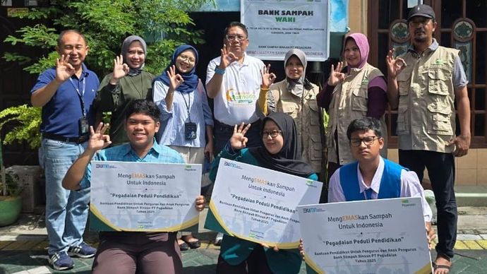 Pegadaian menghadirkan program bantuan pendidikan khusus bagi 599 pengelola dan anak pengelola bank sampah di seluruh Indonesia
