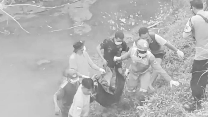 Warga Dukuh Manisrejo, Desa Patihan, Kecamatan Sidoharjo, Sragen, digegerkan penemuan mayat nenek-nenek di sungai kecil desa tersebut pada Minggu (7/9/2025) pukul 15.30 WIB. Identitasnya diketahui merupakan warga setempat yang meninggalkan rumah sejak Jumat (5/9/2025).
