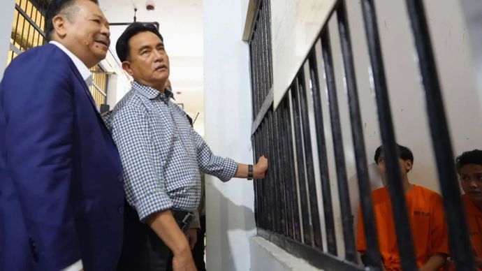 Wamenko Kumham Imipas Otto Hasibuan (ujung kiri) bersama Menko Kumham Imipas Yusril Ihza Mahendra (kanan) meninjau langsung kondisi para tahanan terkait demonstrasi akhir Agustus 2025 lalu, di Polda Metro Jaya, Jakarta, Selasa, 9 September 2025.