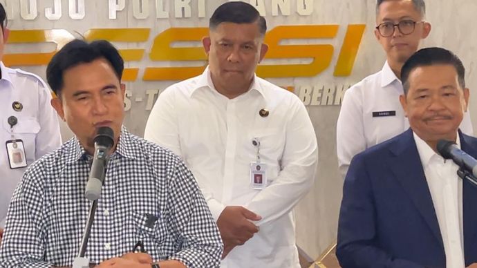 Menko Kumham Imipas Yusril Ihza Mahendra dan Wakil Menko Kumham Imipas Otto Hasibuan di Polda Metro Jaya. 