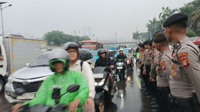 Sejumlah petugas kepolisian saat berjaga di Jalan Gatot Subroto Jakarta, Selasa (9/9/2025).