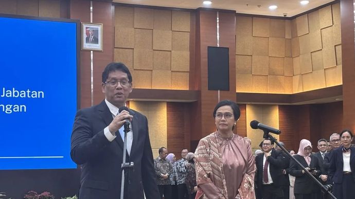 Menteri Keuangan Purbaya Yudhi Sadewa bersama mantan Menteri Keuangan Sri Mulyani Indrawati dalam konferensi pers di kantor Kementerian Keuangan, Jakarta, Selasa 9 September 2025. (ANTARA/Imamatul Silfia)