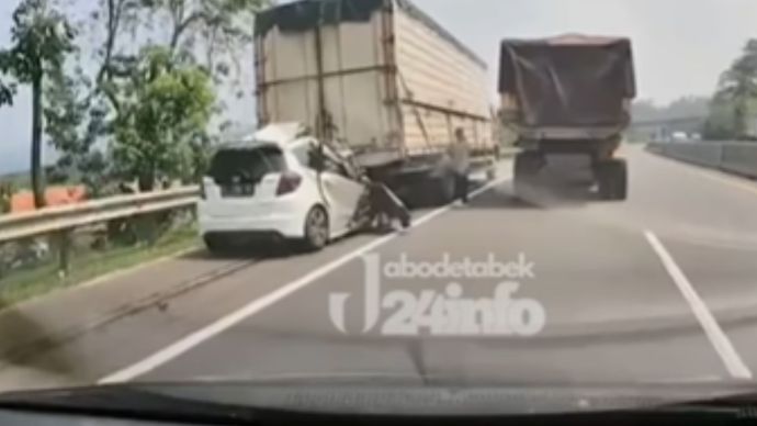 kecelakaan maut mobil dan truk. Selain korban meninggal dunia, satu orang lainnya mengalami luka berat. Seluruh korban saat ini telah dievakuasi ke rumah sakit terdekat, sedangkan dua jenazah dibawa ke Pos Laka Lantas Cikamuning.