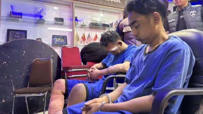 Kedua pelaku P dan R saat dihadirkan saat rilis kasus pembunuhan satu keluarga di Mapolda Jawa Barat, Kota Bandung, Selasa, 9 September 2025.