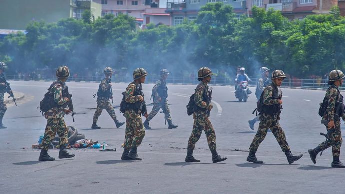 Militer Nepal mengamankan kerusuhan.