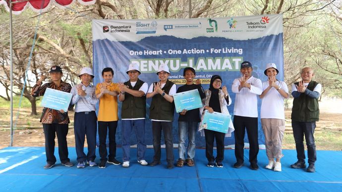 Telkom bersama mitra kolaborasi menyerahkan bantuan konservasi lingkungan kepada masyarakat dalam rangkaian kegiatan Penyu-lamat 2025 di Pantai Pelangi, Bantul, Yogyakarta.