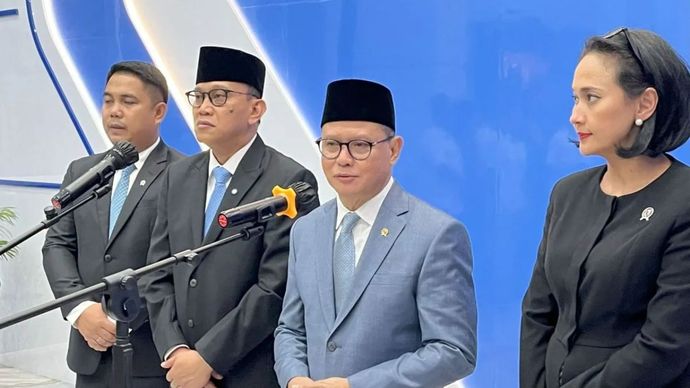 Menteri Pelindungan Pekerja Migran Indonesia (P2MI) Mukhtarudin (kedua kanan) usai acara serah terima jabatan dan kenal pamit KP2MI bersama Abdul Kadir Karding di Jakarta, Selasa malam (9/9/2025).