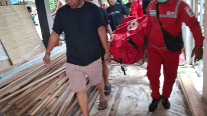 Tim SAR gabungan mengevakuasi korban diduga terseret banjir di Kerobokan, Kuta Utara, Kabupaten Badung, Bali, Rabu 10 September 2025. ANTARA/HO-Humas Polsek Kuta Utara