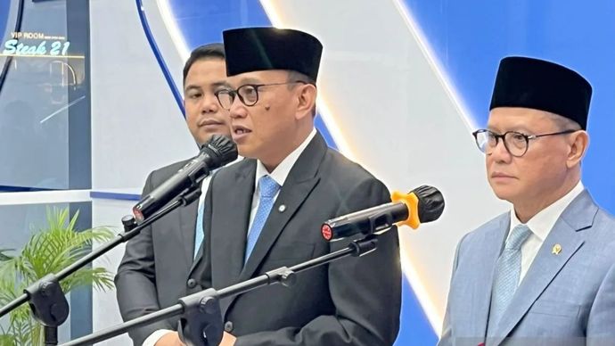 Menteri Pelindungan Pekerja Migran Indonesia (P2MI) periode 2024&mdash;2025 Abdul Kadir Karding (tengah) menyampaikan sambutannya usai acara serah terima jabatan dan kenal pamit KP2MI bersama Menteri P2MI Mukhtarudin (kanan) di Jakarta, Selasa malam (9/9/2025).
