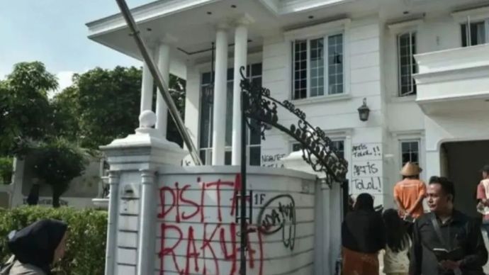 Sejumlah massa tidak dikenal mendatangi rumah Anggota DPR Surya Utama atau Uya Kuya di Pondok Bambu, Jakarta Timur, Minggu (31/8/2025). 
