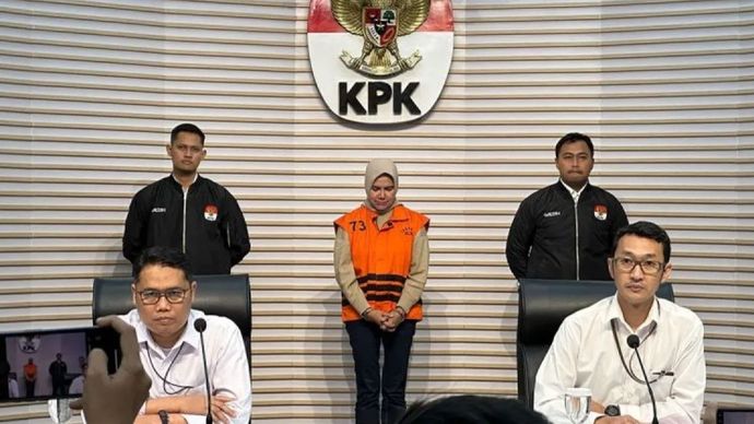 Pelaksana Tugas Deputi Penindakan dan Eksekusi Komisi Pemberantasan Korupsi Asep Guntur Rahayu (kiri depan) bersama Juru Bicara KPK Budi Prasetyo (kanan depan) saat menunjukkan Ketua Kadin Kalimantan Timur Dayang Donna Walfiares Tania sebagai tersangka kasus dugaan suap pemberian izin usaha pertambangan di Kaltim, di Gedung Merah Putih KPK, Jakarta, Rabu (10/9/2025).